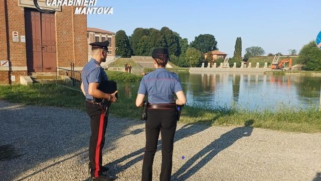 Si tuffa nel canale e non riemerge: scomparso un 24enne