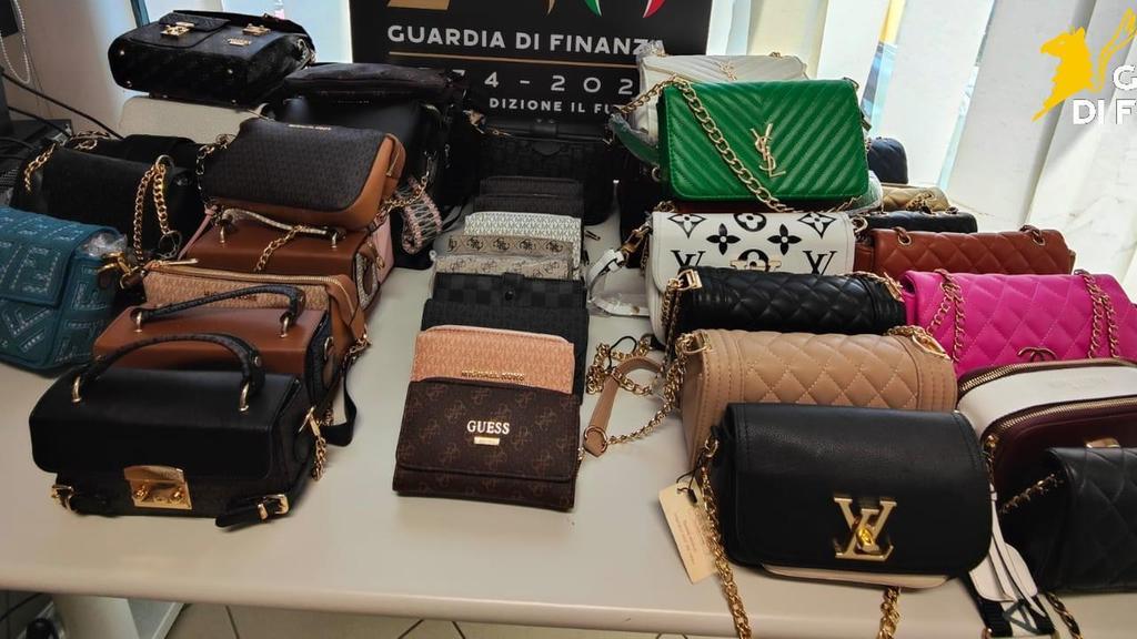 Alghero, maxi sequestro della Finanza: 22mila articoli non a norma e 300 capi contraffatti