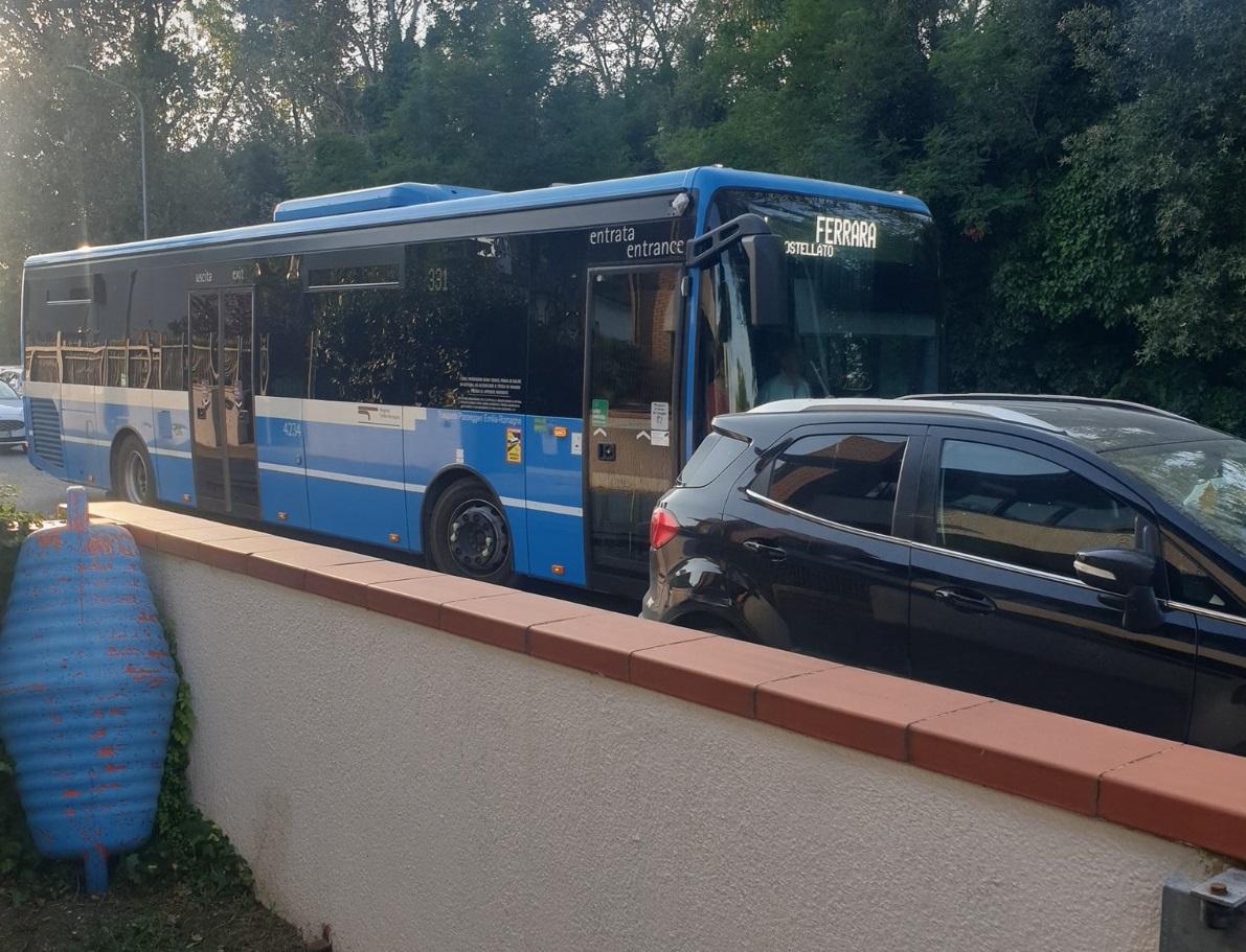 Traffico rallentato ai Lidi di Comacchio. Auto in divieto bloccano la svolta degli autobus