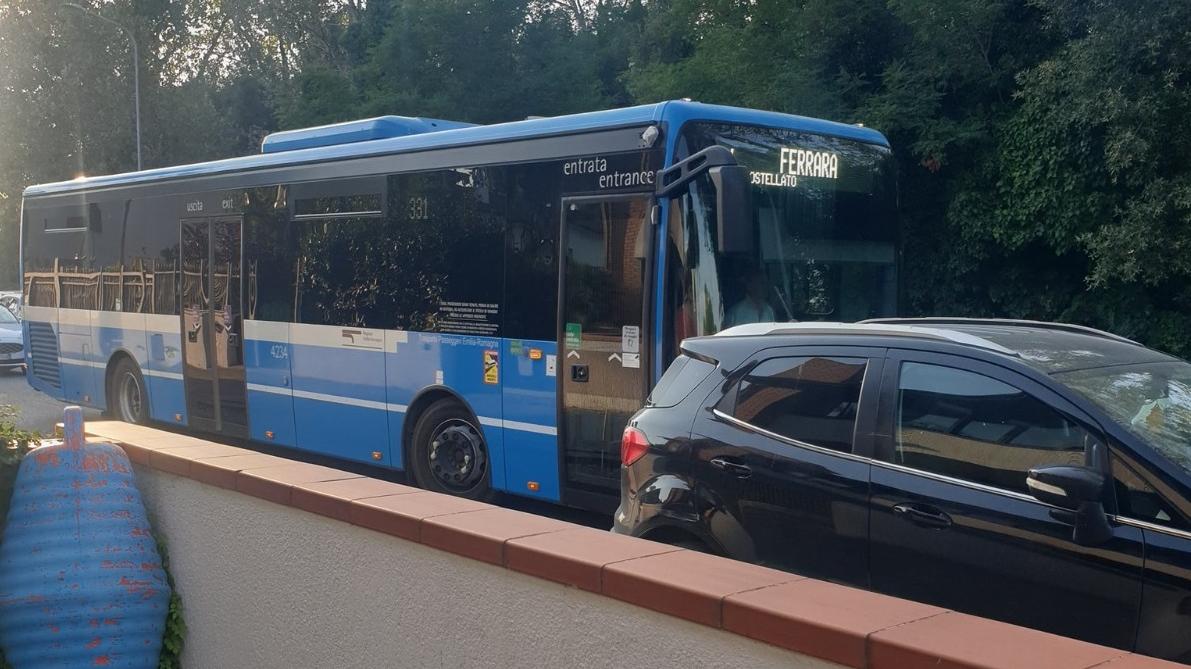 Traffico rallentato ai Lidi di Comacchio. Auto in divieto bloccano la svolta degli autobus