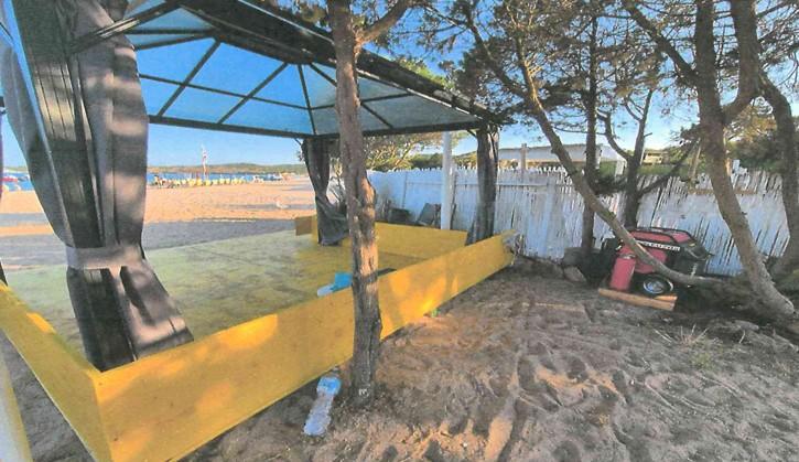 Liscia Ruja Concessionari in rivolta un esposto contro i noleggi abusivi La spiaggia di Arzachena al centro di una polemica all’ultimo ombrellone