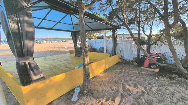 Liscia Ruja Concessionari in rivolta un esposto contro i noleggi abusivi La spiaggia di Arzachena al centro di una polemica all’ultimo ombrellone