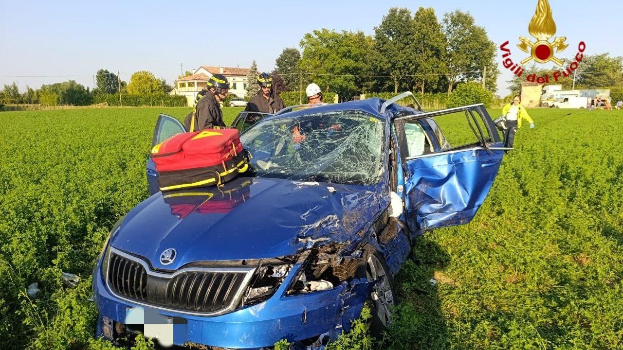 Scontro tra due auto: sette persone ferite, tre sono gravi