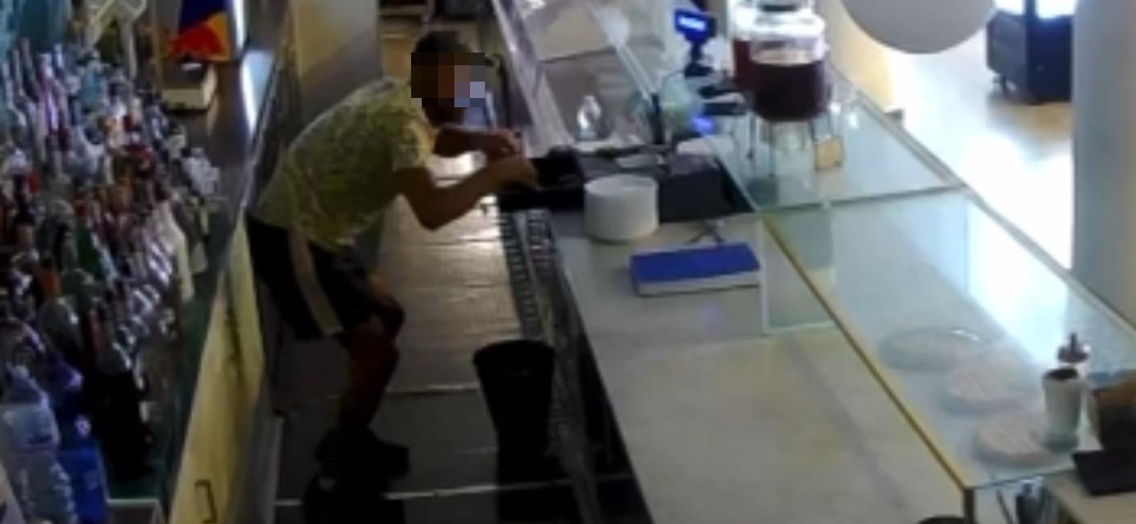 Il ladro in azione alla pasticceria Gonnelli