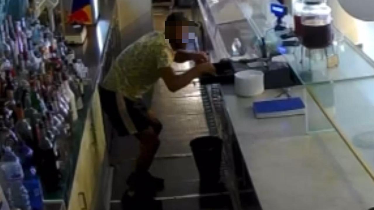 Il ladro in azione alla pasticceria Gonnelli