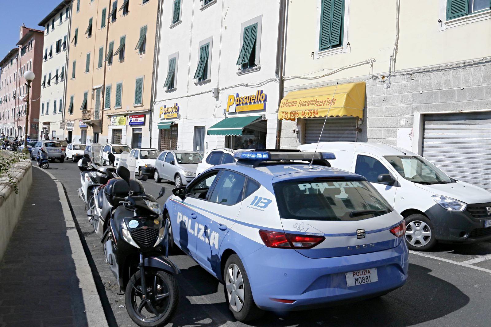 Una volante della polizia di Stato nella zona di via Garibaldi (foto d'archivio)