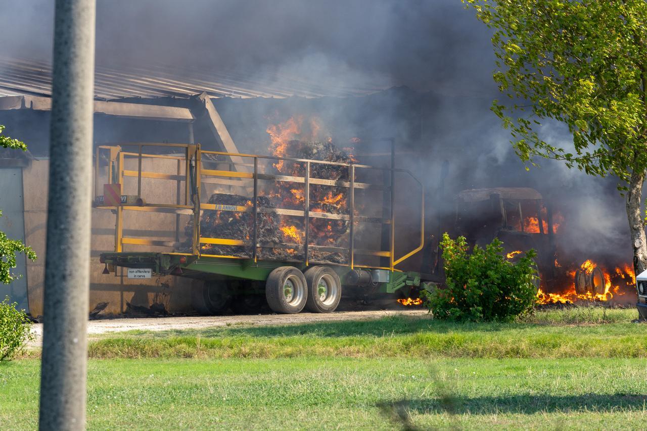 Vasto incendio a Ferrara, grossa colonna di fumo in cielo