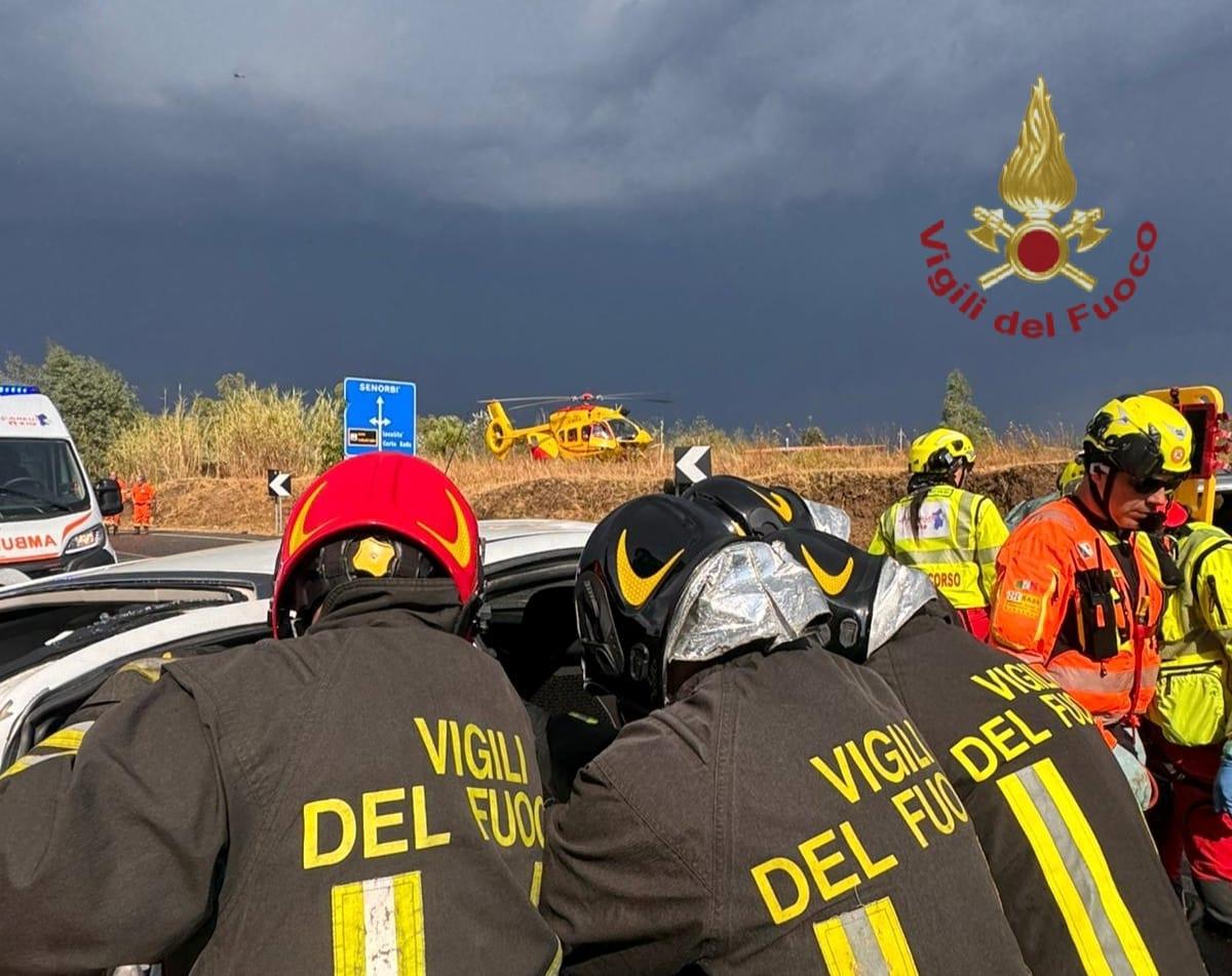 Scontro fra auto sulla statale 128, tre i feriti: grave una donna di 58 anni – VIDEO