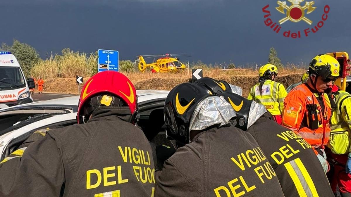 Scontro fra auto sulla statale 128, tre i feriti: grave una donna di 58 anni – VIDEO