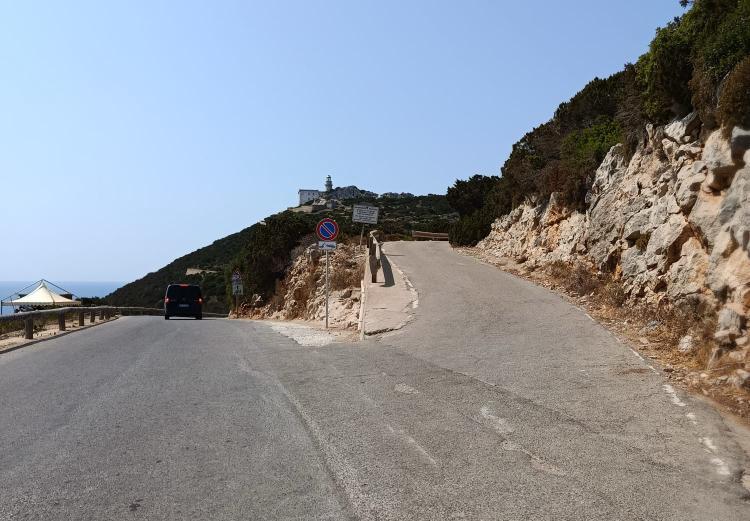 Capo Caccia, basta sosta selvaggia: divieti agli ingressi delle Grotte