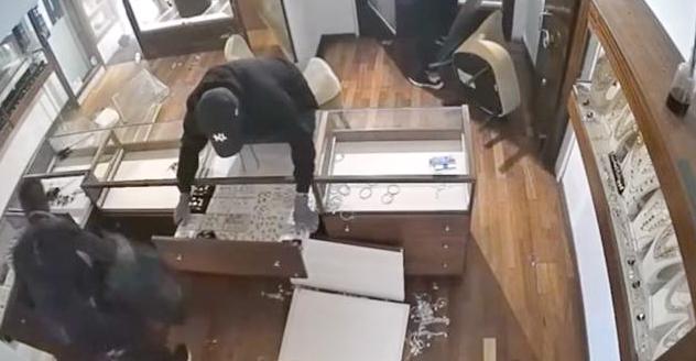 Maxi furto nel cuore di Firenze, razzia nella gioielleria storica. Il titolare: “La mia vita distrutta in un minuto”