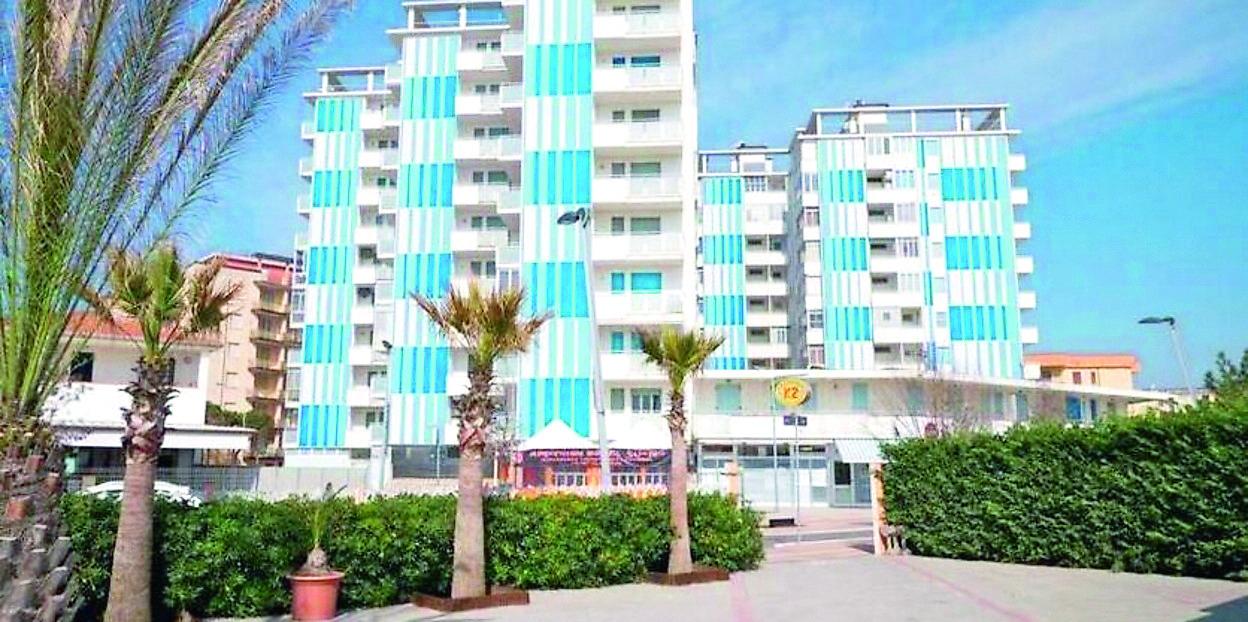 Lido di Pomposa, aprono l’auto e rubano le valigie