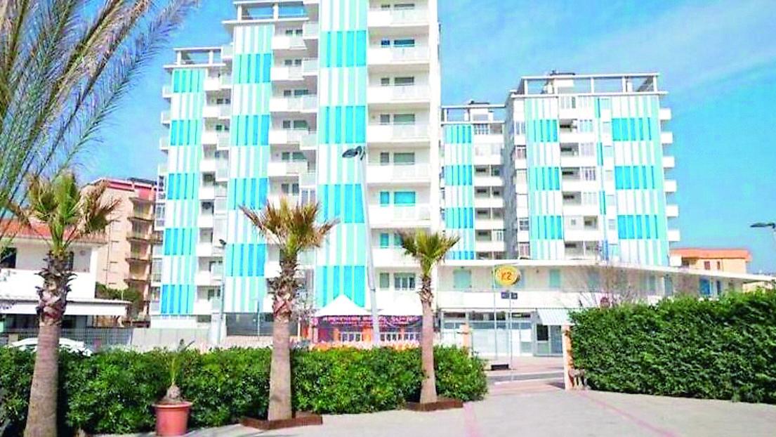 Lido di Pomposa, aprono l’auto e rubano le valigie