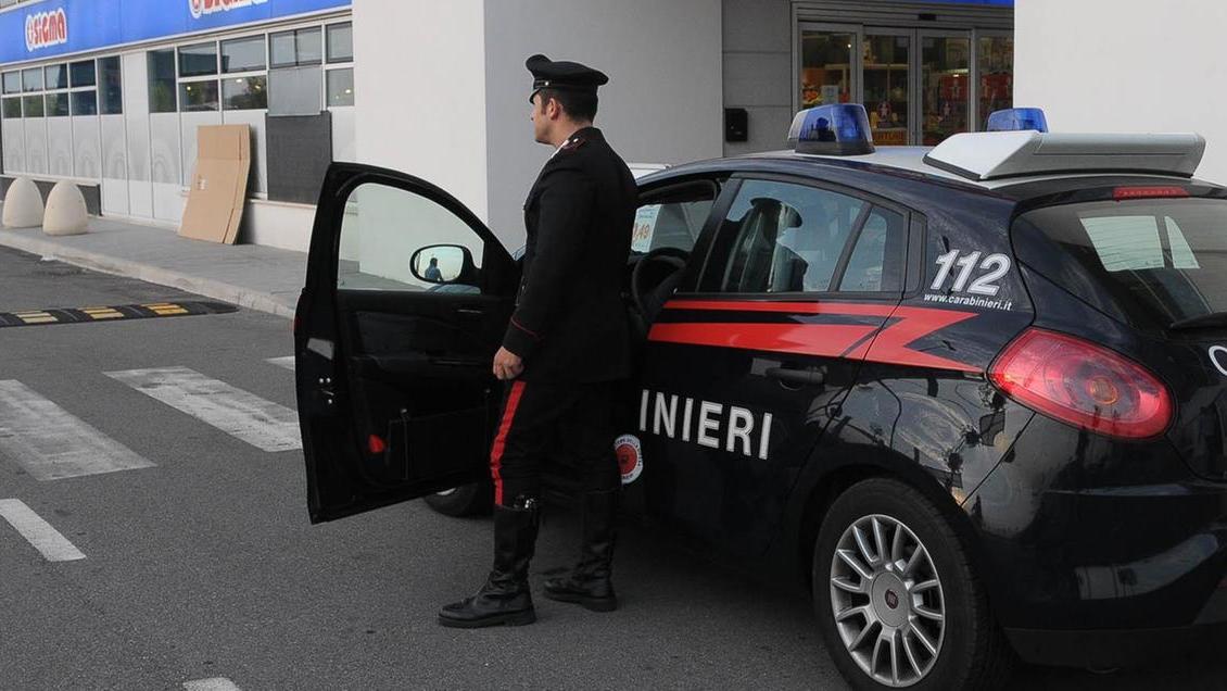 Ultimo giorno di mare ai Lidi ferraresi: gli aprono la macchina e gli rubano le valigie