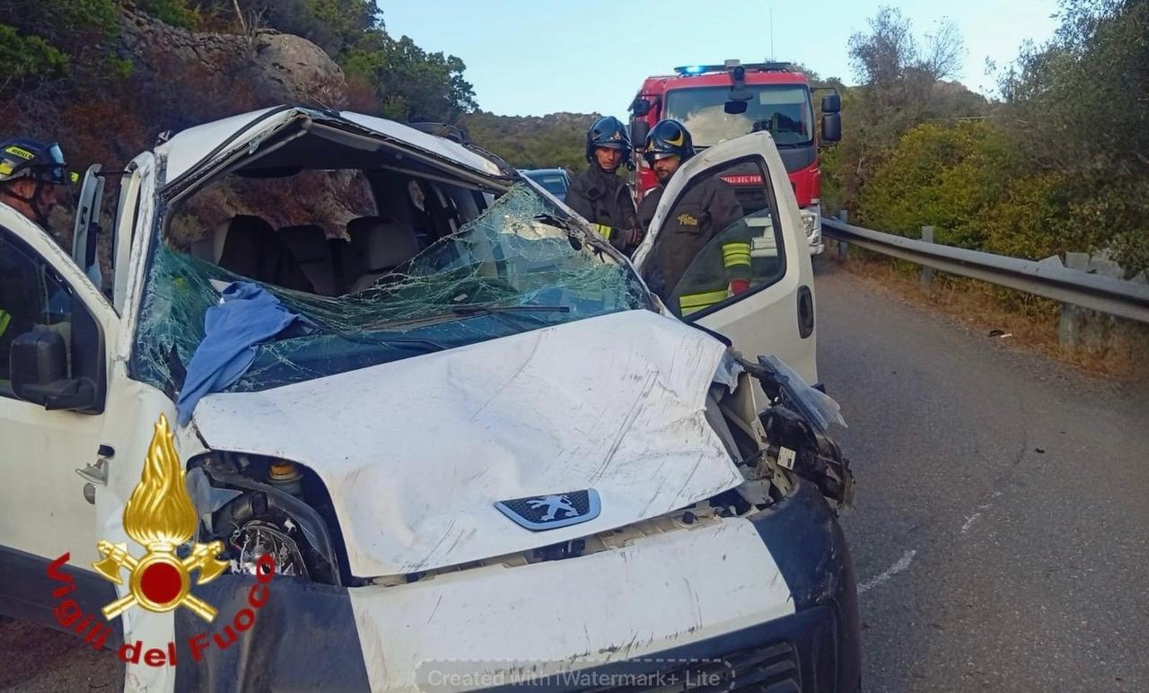 Si ribalta un camioncino sulla strada Arzachena-Cannigione: un ferito