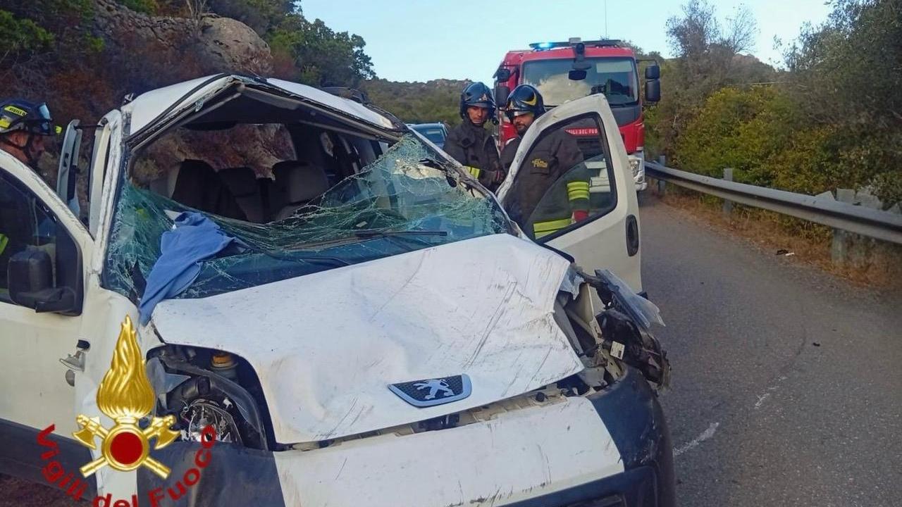 Si ribalta un camioncino sulla strada Arzachena-Cannigione: un ferito