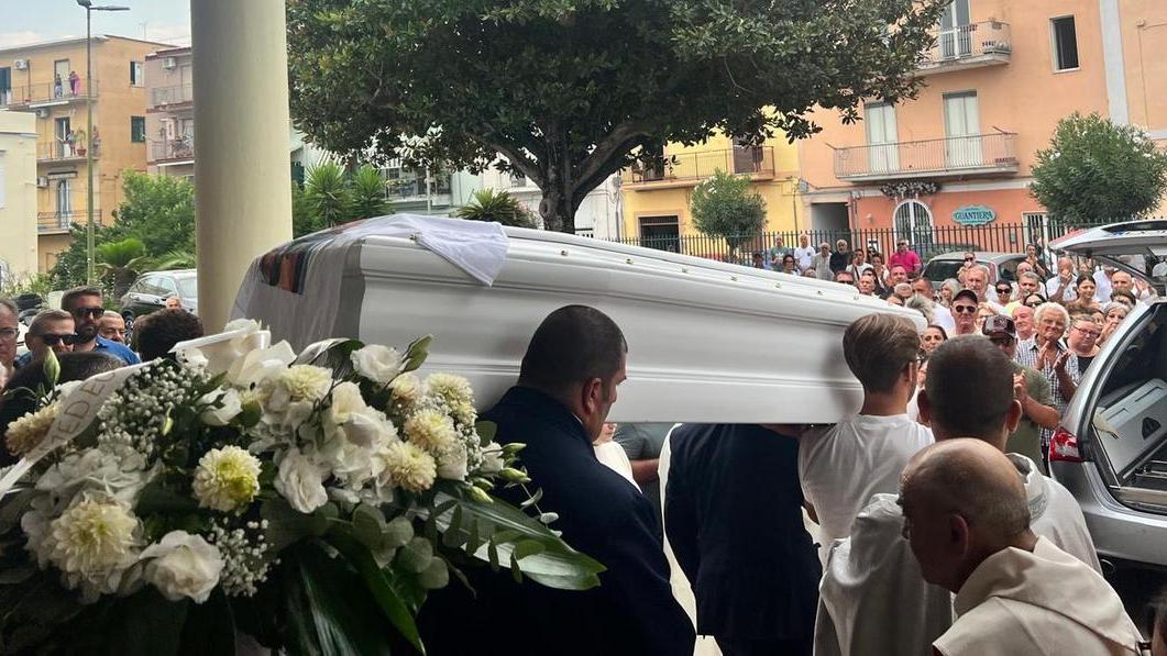 Giallo di Portisco, i funerali del 20enne: «Morto sul lavoro»