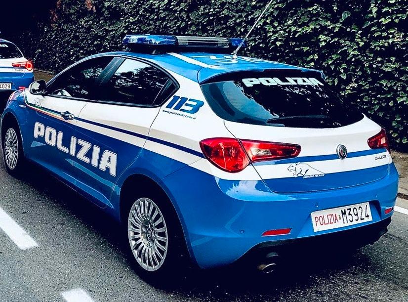 Minaccia la vicina con la motosega e le squarcia una gomma dell’auto