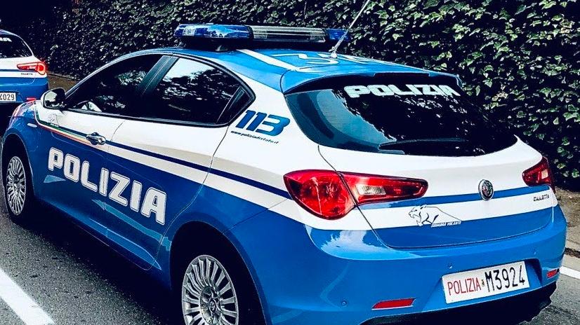 Minaccia la vicina con la motosega e le squarcia una gomma dell’auto