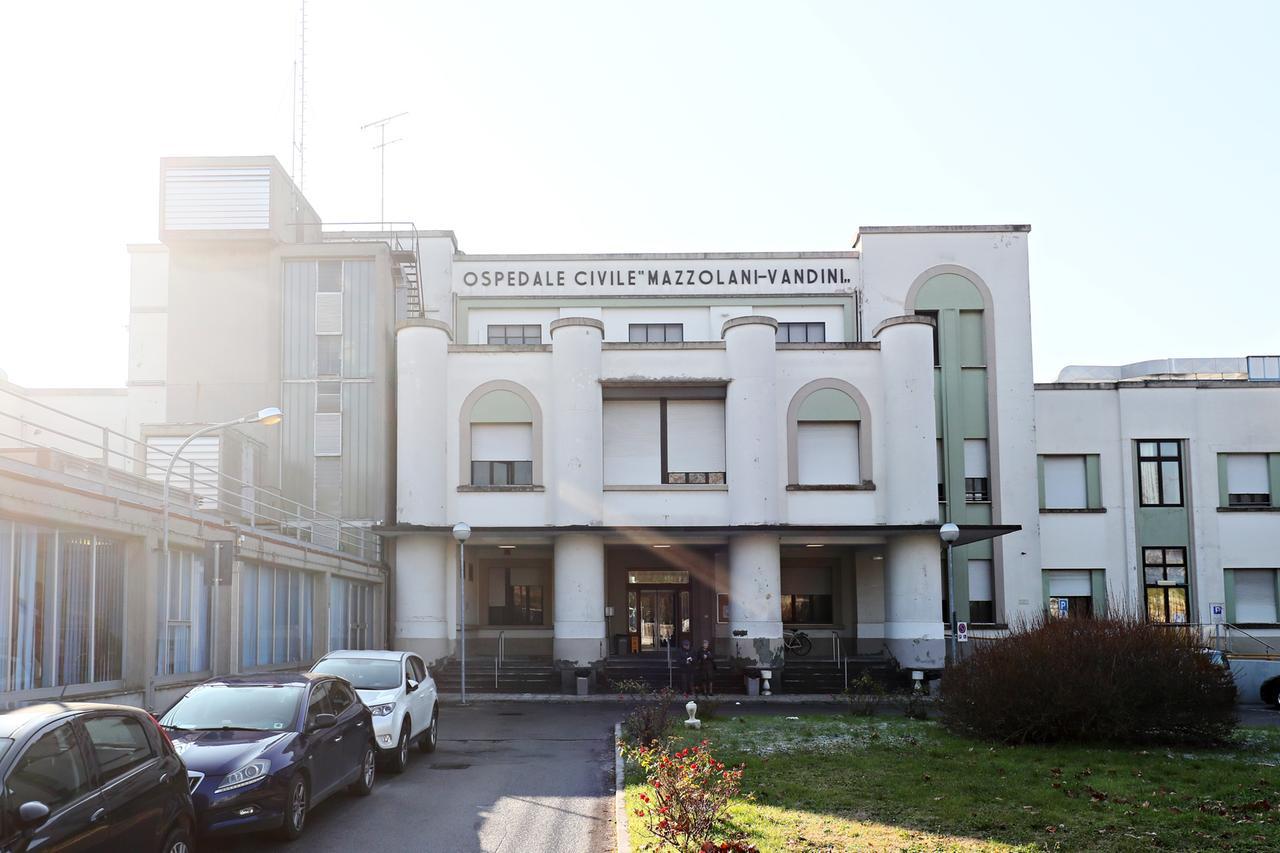 Lite per la fila ai Lidi, poi il colpo al viso: donna al pronto soccorso