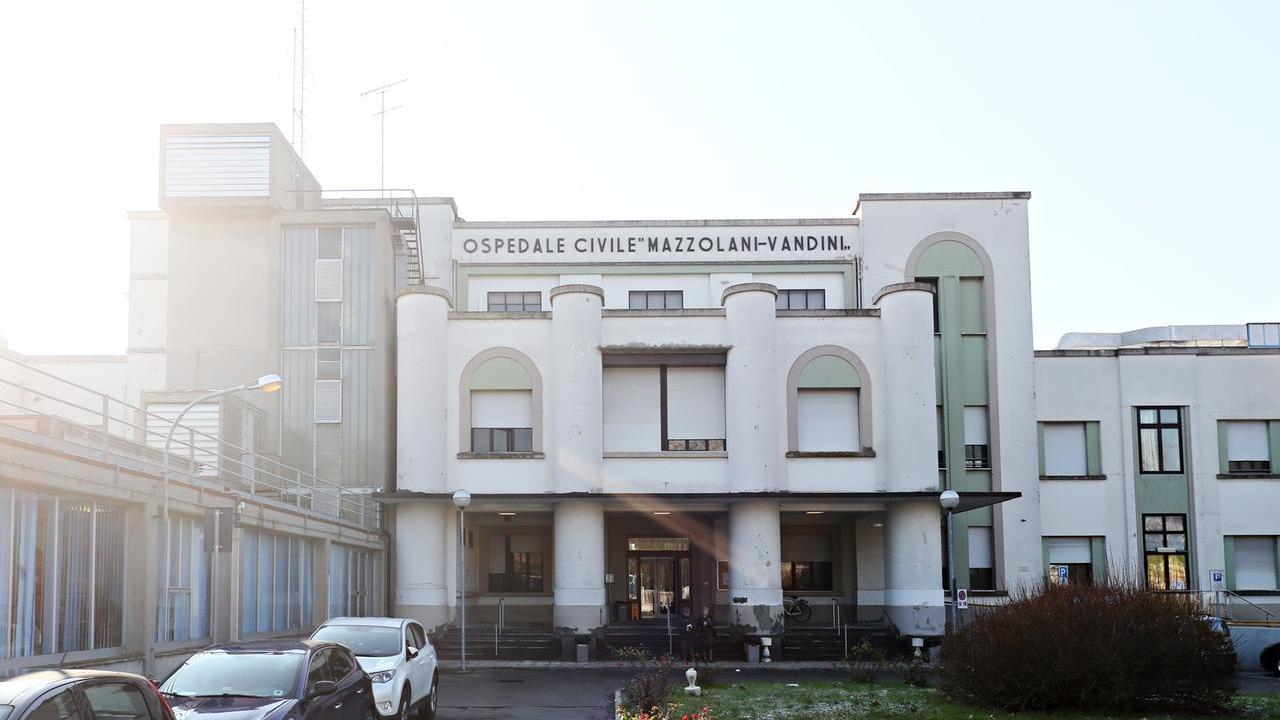 Lite per la fila ai Lidi, poi il colpo al viso: donna al pronto soccorso