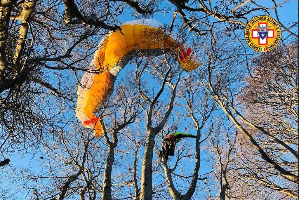 Si schianta col parapendio  per un colpo di vento, ferito infermiere dell’ospedale di Reggio Emilia