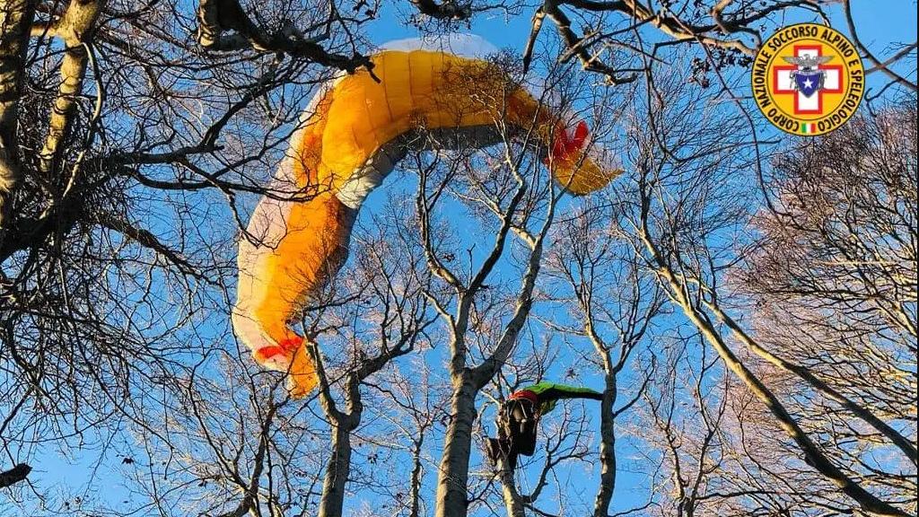 Si schianta col parapendio per un colpo di vento, ferito infermiere dell’ospedale di Reggio Emilia