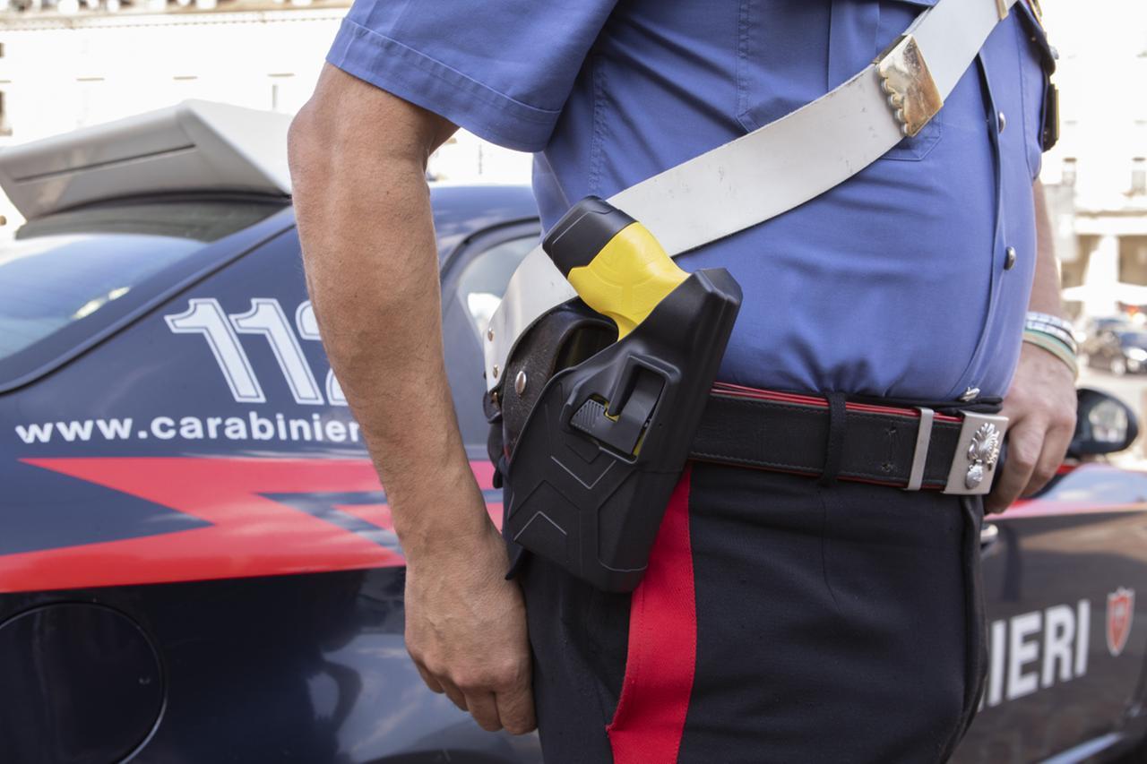 Fermato con il taser dai carabinieri, muore in ambulanza: cosa sappiamo