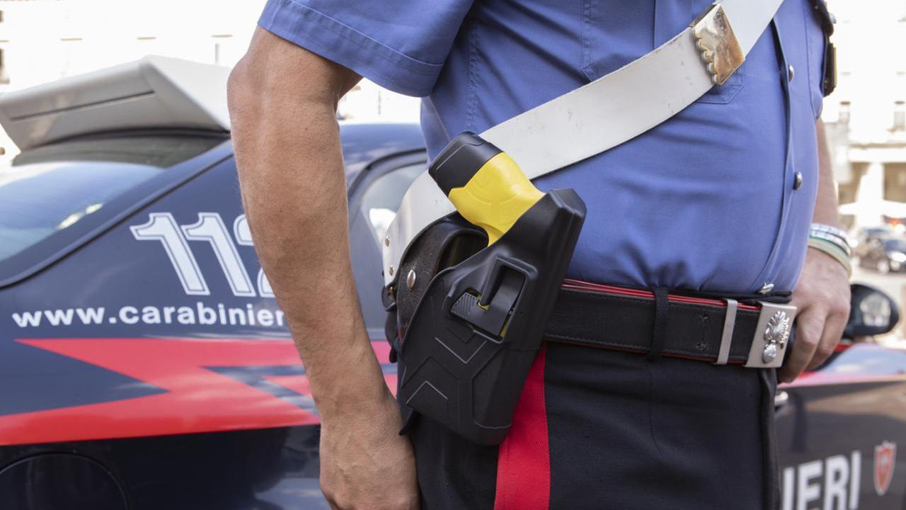 Fermato con il taser dai carabinieri, muore in ambulanza: cosa sappiamo