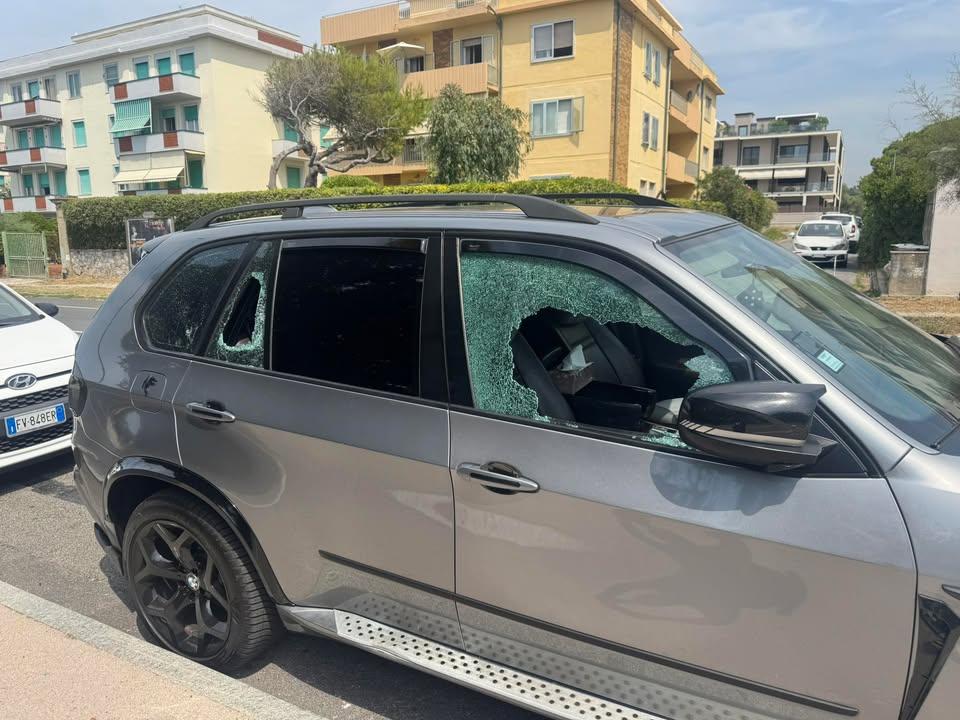 L'auto danneggiata ad Antignano