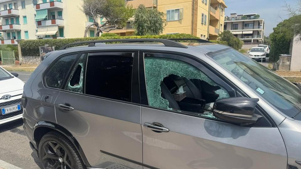 L'auto danneggiata ad Antignano