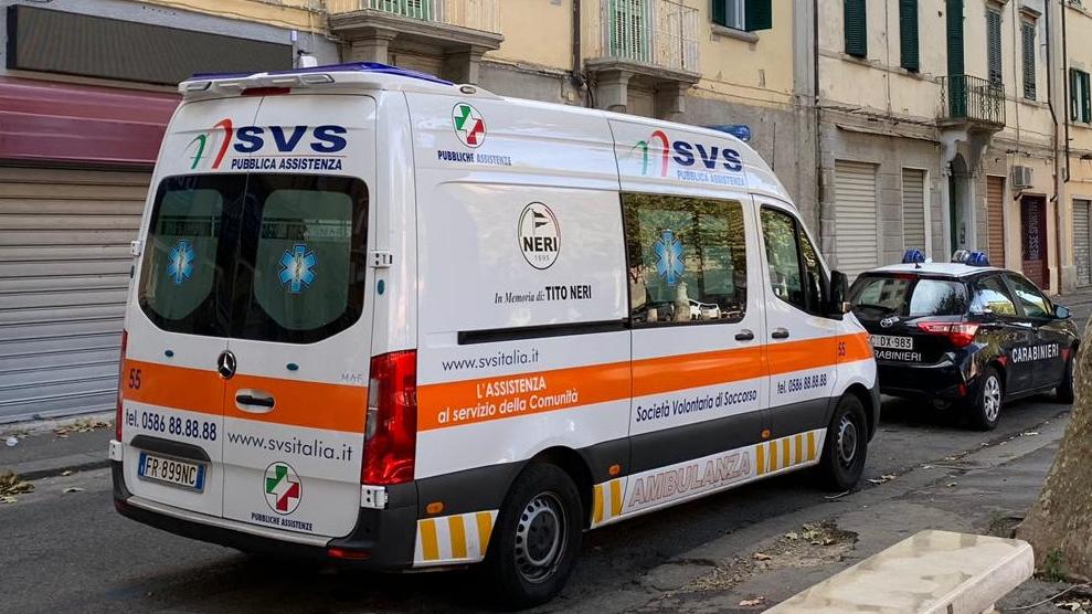 Un'ambulanza della Svs con i carabinieri (foto d'archivio)