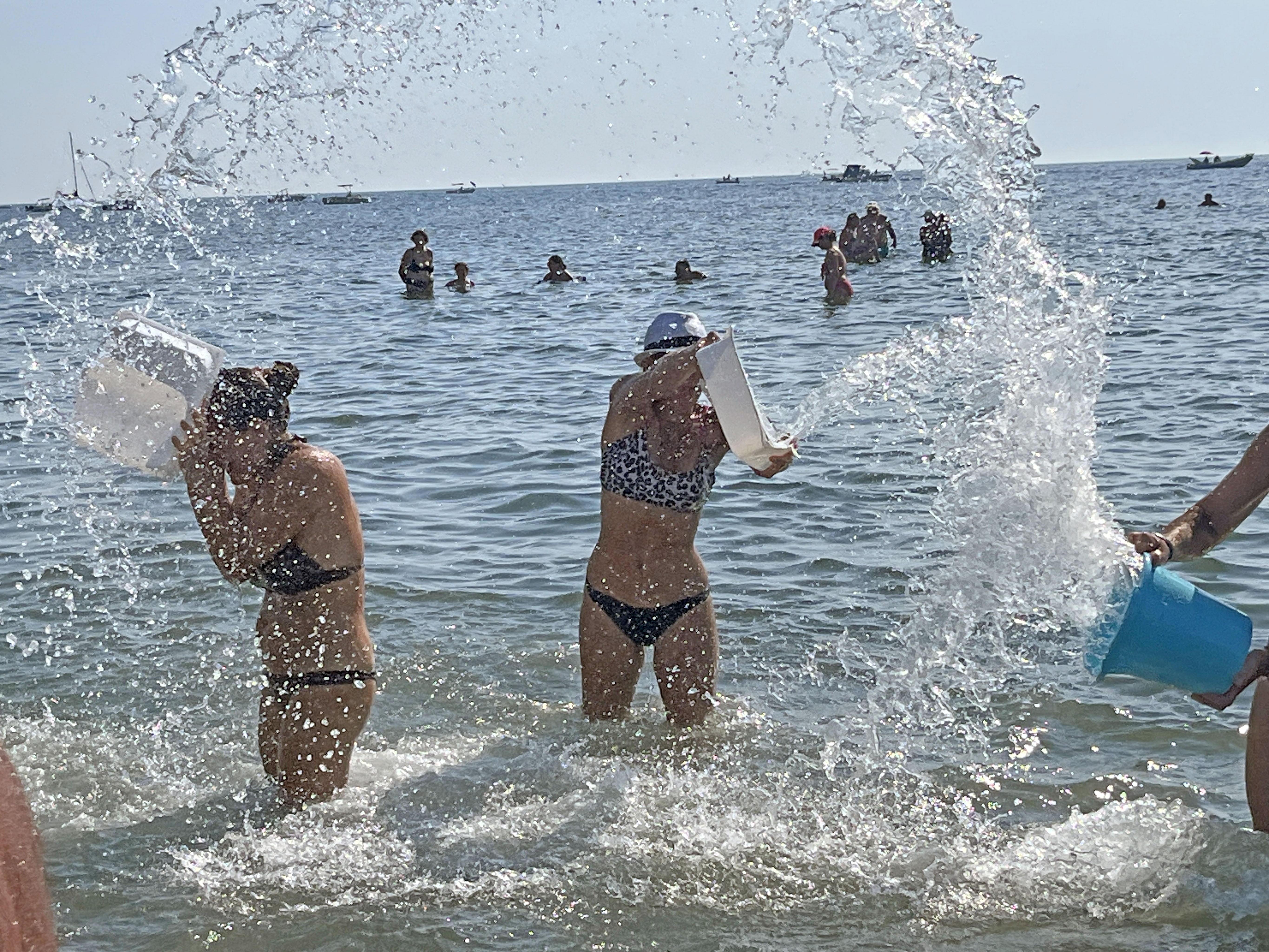 Gavettoni sul mare a Livorno (foto Stick)