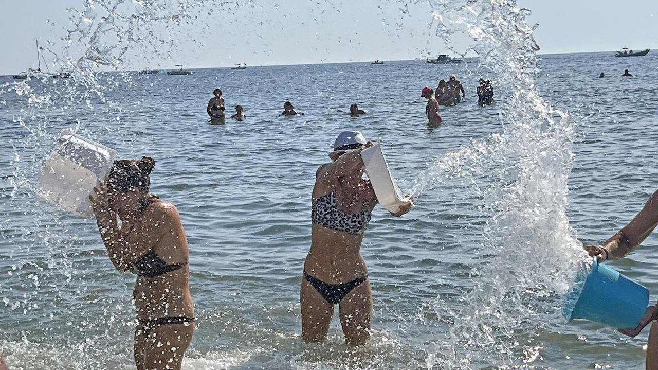 Gavettoni sul mare a Livorno (foto Stick)