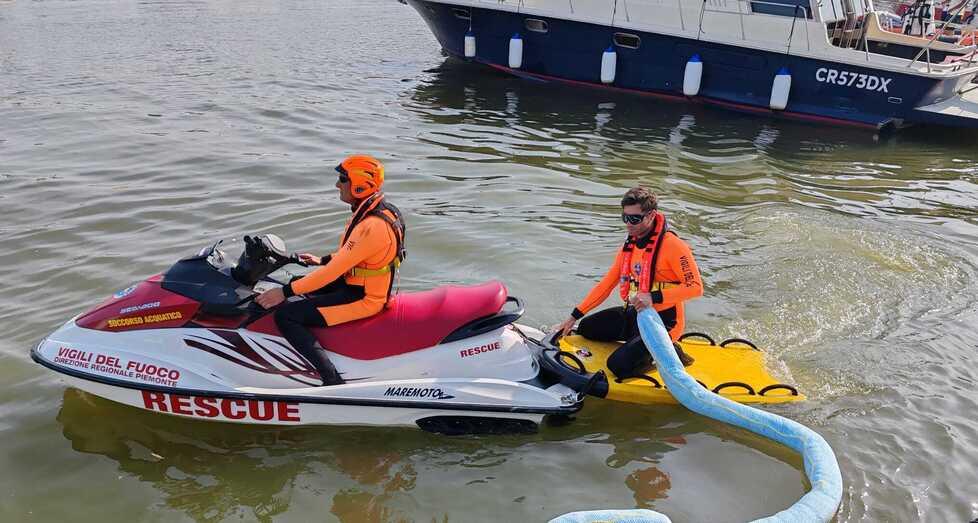 Imbarcazione in secca: missione antinquinamento a Lido Estensi