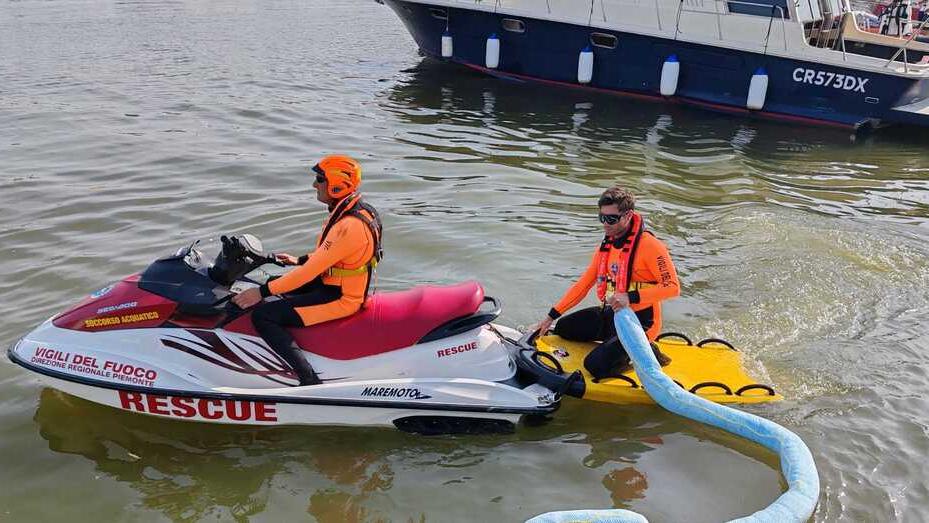 Imbarcazione in secca: missione antinquinamento a Lido Estensi