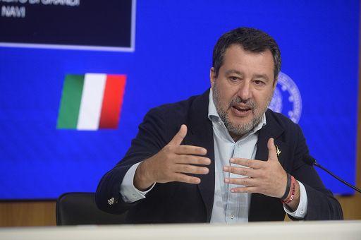 Dopo il caso di Olbia è polemica sull’utilizzo del taser, Salvini: «Nessuno tocchi i carabinieri»