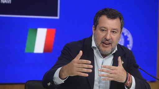 Dopo il caso di Olbia è polemica sull’utilizzo del taser, Salvini: «Nessuno tocchi i carabinieri»