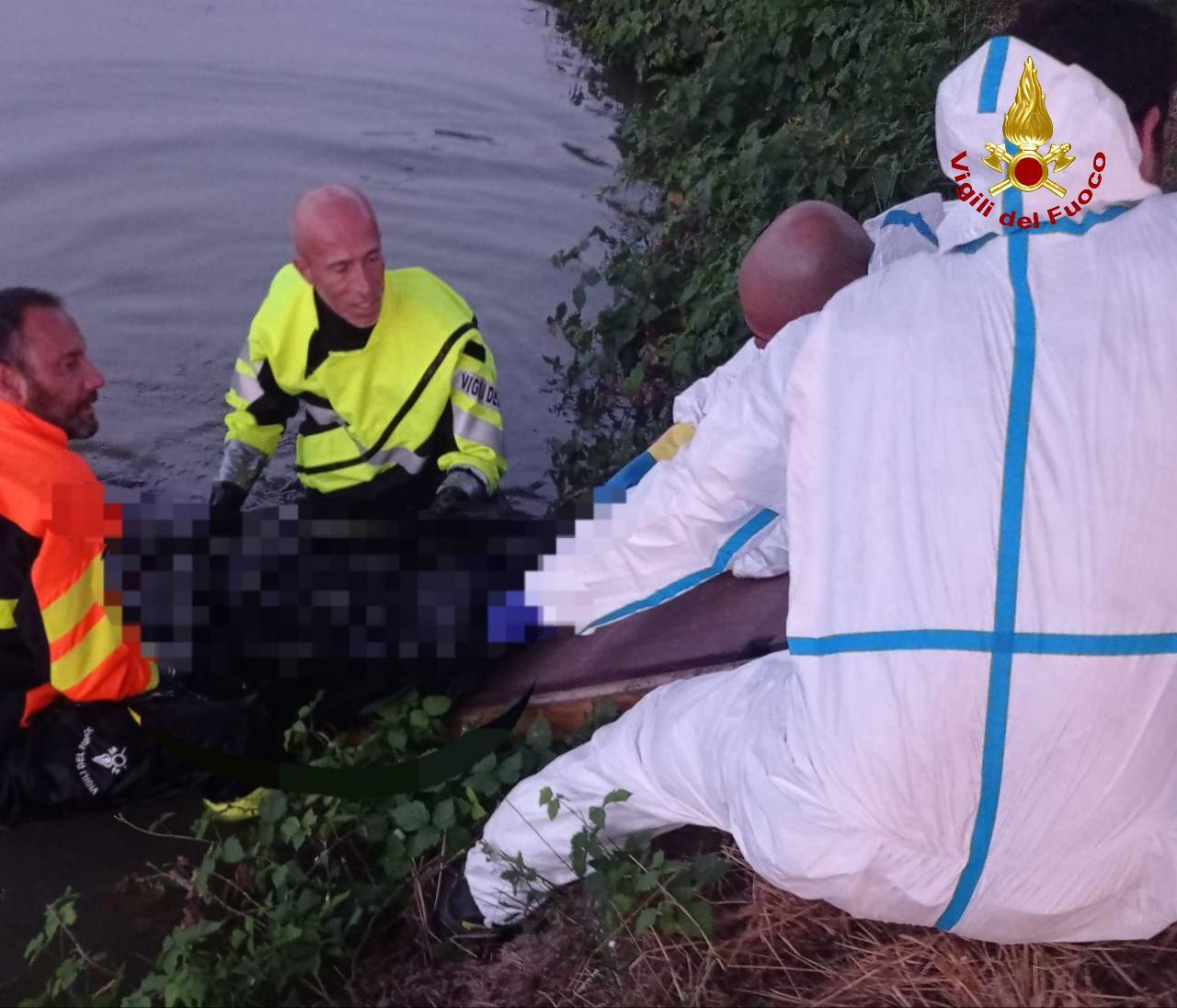 Trovato un cadavere di un uomo nel canale di bonifica