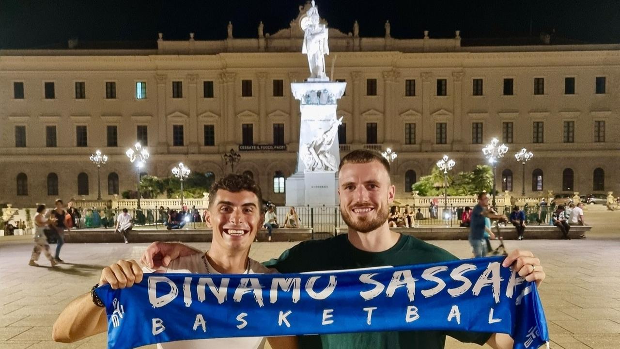 <strong>Alessandro Zanelli</strong> (a sinistra) e <strong>Laurynas Bielauskas</strong> in piazza d'Italia con la sciarpa della loro nuova squadra