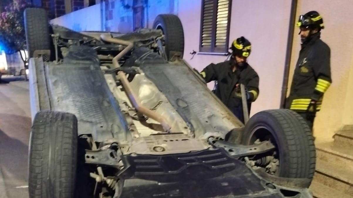 Perde il controllo del Suv che si ribalta al centro della carreggiata