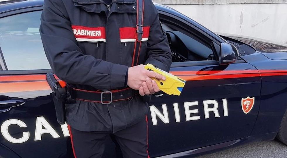 In hotel da un mese senza pagare, all’arrivo dei carabinieri li minaccia col coltello: fermato con il taser