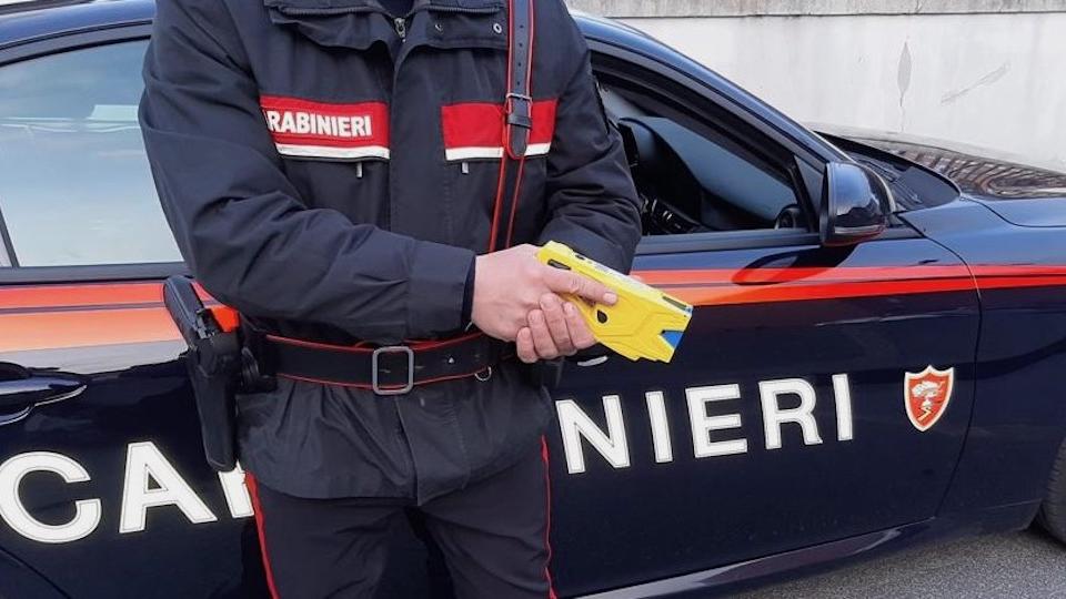 In hotel da un mese senza pagare, all’arrivo dei carabinieri li minaccia col coltello: fermato con il taser