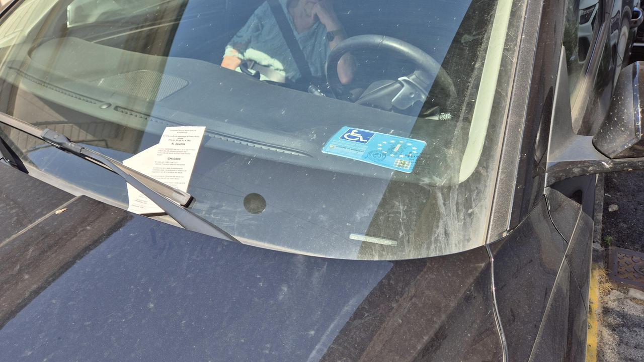 L'auto della donna con la multa e il tagliando esposti