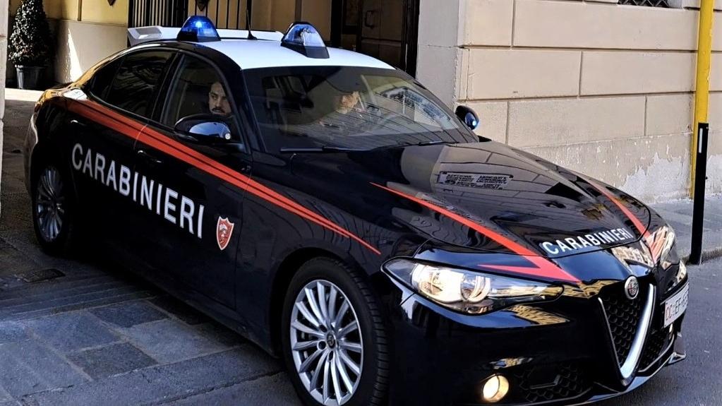 Si rifiuta di pagare l’hotel: all’arrivo dei carabinieri apre la porta della stanza e li minaccia con un coltello da cucina
