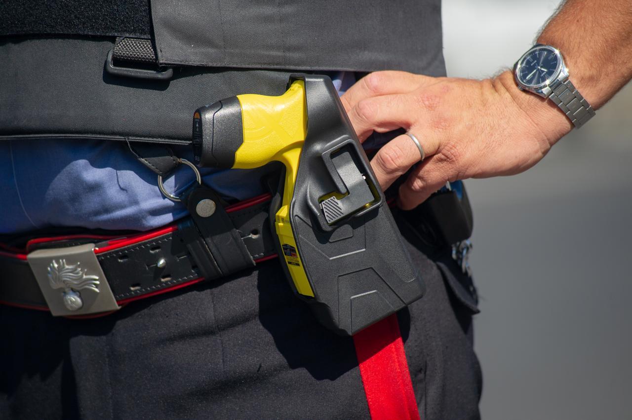 Morto dopo la scarica del taser: indagati due carabinieri