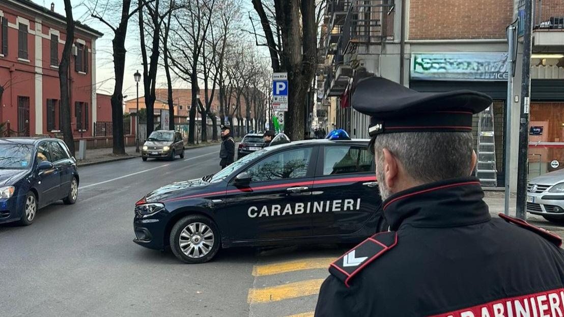Via Turri: stanchi dei bivacchi sotto casa, scendono in strada per cacciarli e finiscono accoltellati
