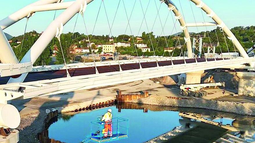 Lucca, nuovo ponte sul fiume Serchio: slitta a ottobre la fine dei lavori