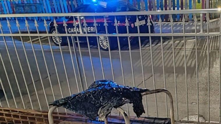 Incendio doloso all’esterno di un bar: indagano i carabinieri