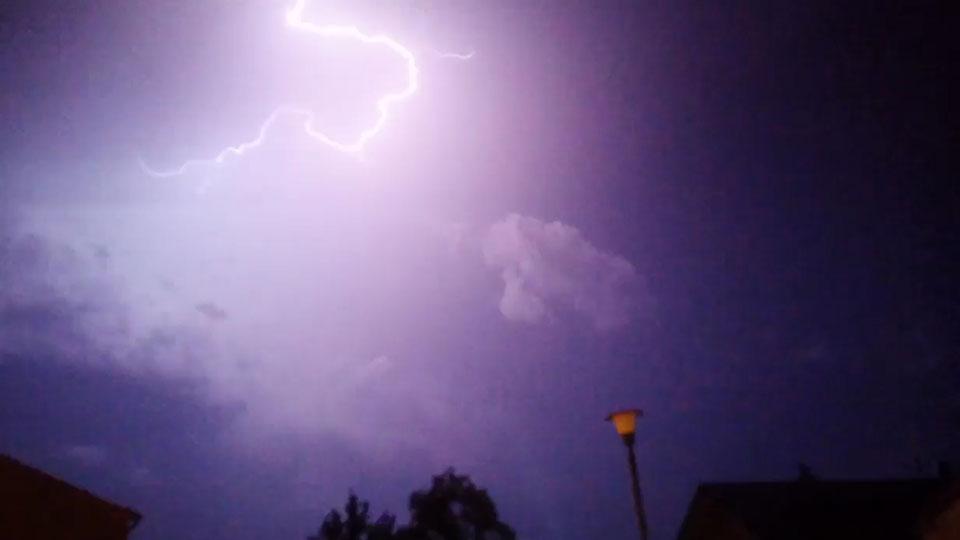 
	L'uomo &egrave; stato colpito da un fulmine mentre andava in moto (foto d'archivio)

